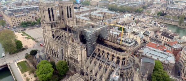 Как изменился Нотр-Дам после пожара и тушения - видео - Sputnik Латвия