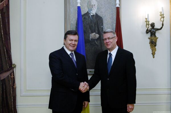 Президенты Украины и Латвии: танцы, награды и пистолет - Sputnik Латвия