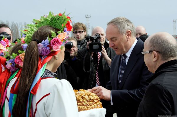 Президенты Украины и Латвии: танцы, награды и пистолет - Sputnik Латвия