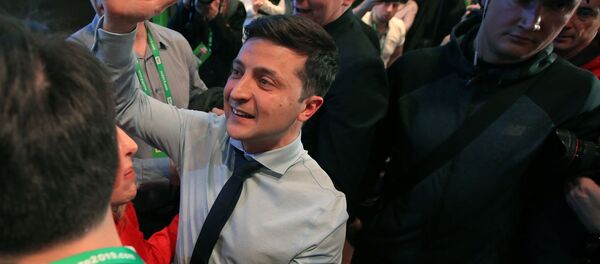 Кандидат в президенты Украины, актер Владимир Зеленский в своем избирательном штабе в Киеве - Sputnik Латвия