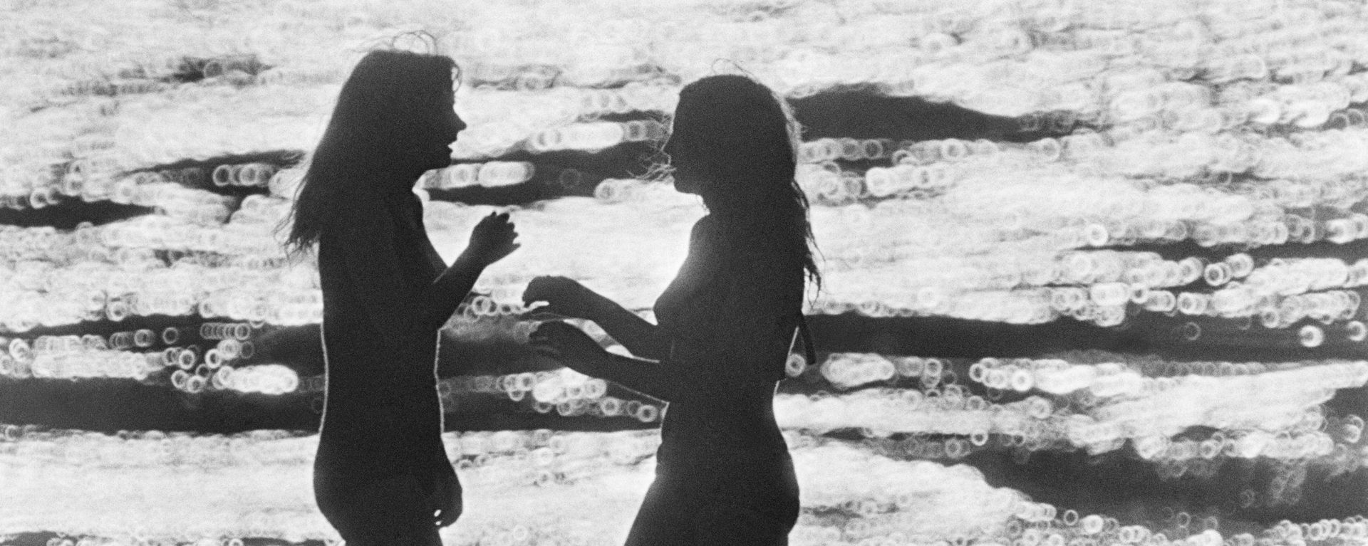 Девушки на берегу Балтийского моря - Sputnik Латвия, 1920, 29.06.2026