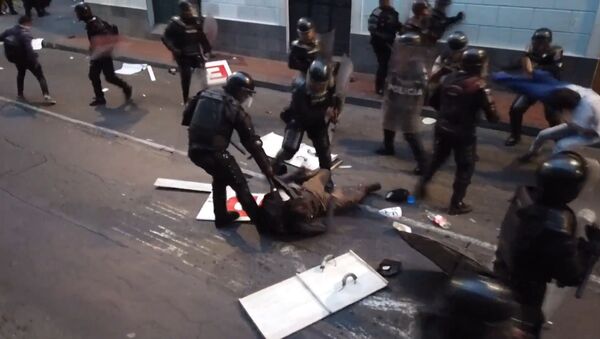 Полиция жестко разогнала марш сторонников Ассанжа в Эквадоре - видео - Sputnik Латвия
