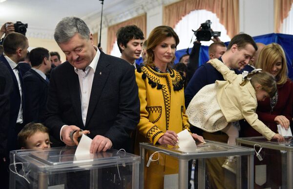 К Зеленскому, лидирующему в президентской гонке на Украине, приехала полиция - Sputnik Латвия