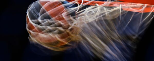 Баскетбольный мяч в корзине, иллюстративное фото - Sputnik Латвия