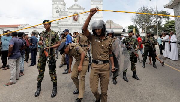 Военные неподалеку от места взрыва в церкви в Коломбо, Шри-Ланка. 21 апреля 2019 - Sputnik Latvija