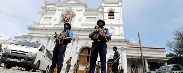 Военные неподалеку от места взрыва в церкви в Коломбо, Шри-Ланка. 21 апреля 2019 Военные неподалеку от места взрыва в церкви в Коломбо, Шри-Ланка. 21 апреля 2019 - Sputnik Латвия