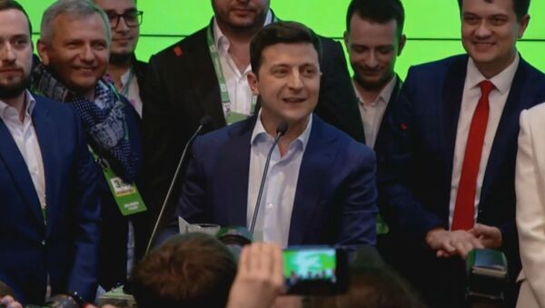 Мы сделали это вместе!: Зеленский одержал победу на выборах - Sputnik Латвия