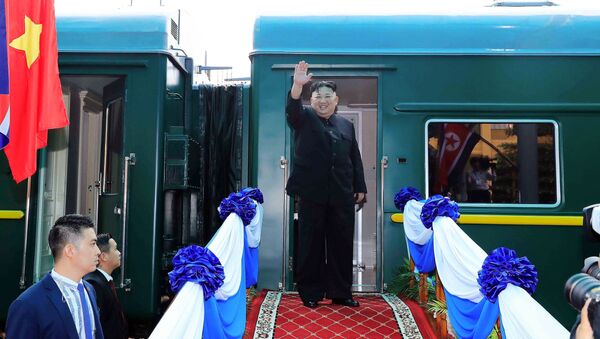Лидер Северной Кореи Ким Чен Ын у бронепоезда - Sputnik Latvija