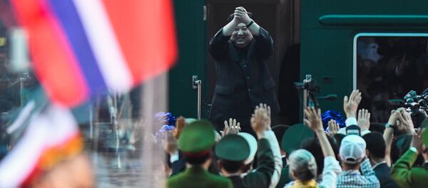 Лидер Северной Кореи Ким Чен Ын у бронепоезда - Sputnik Латвия