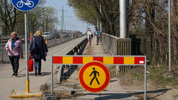 Ремонтные работы на аварийном мосту на улице Деглава в Риге - Sputnik Latvija