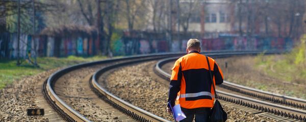 Путевой обходчик на железной дороге - Sputnik Латвия