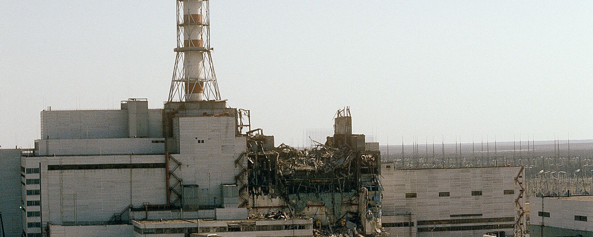  Вид на Чернобыльскую АЭС со стороны четвертого реактора, 1986 год - Sputnik Latvija, 1920, 19.06.2019