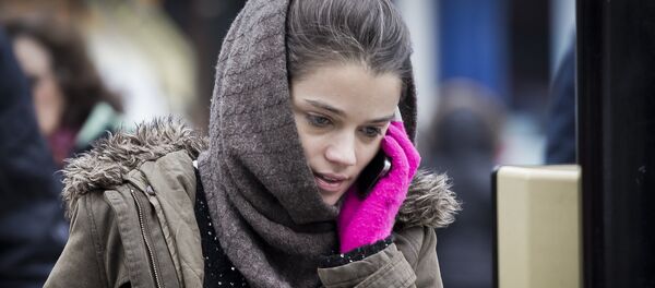 Девушка разговаривает по телефону - Sputnik Латвия