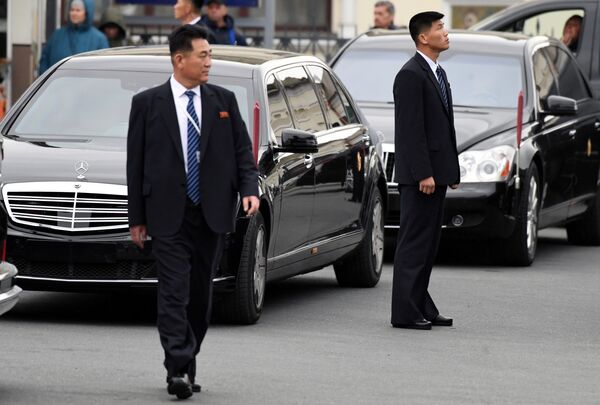 Охрана у автомобиля лидера КНДР Ким Чен Ына во Владивостоке  - Sputnik Латвия