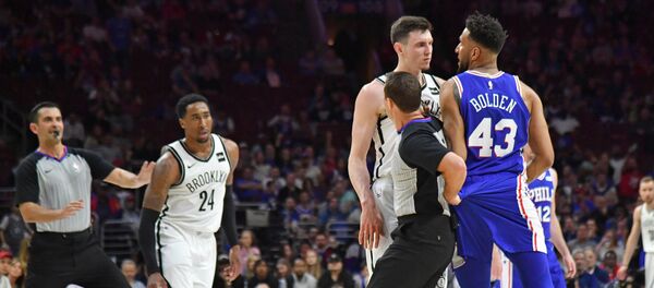 Латвийский форвард Бруклин Нетс Родион Куруц (второй справа) против австралийского форварда Филадельфии Сиксерс Джона Болдена - Sputnik Латвия