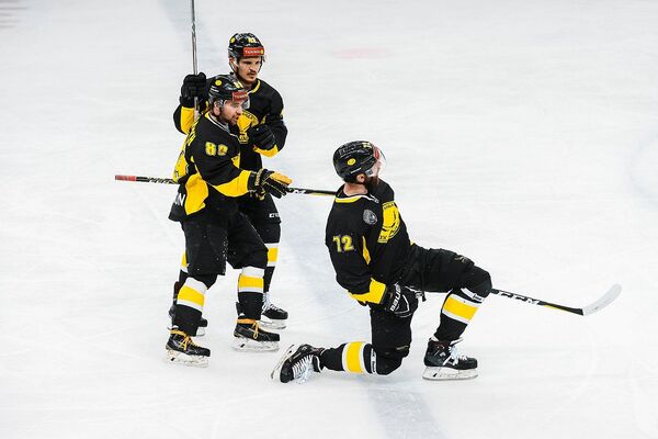 Тамбиев во второй раз привел к триумфу клуб ВХЛ - Sputnik Латвия