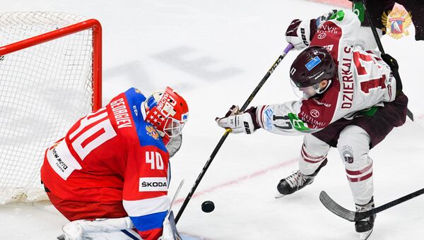 Мартиньш Дзиеркалс (справа) атакует ворота Александра Георгиева - Sputnik Латвия