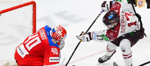 Мартиньш Дзиеркалс (справа) атакует ворота Александра Георгиева - Sputnik Латвия