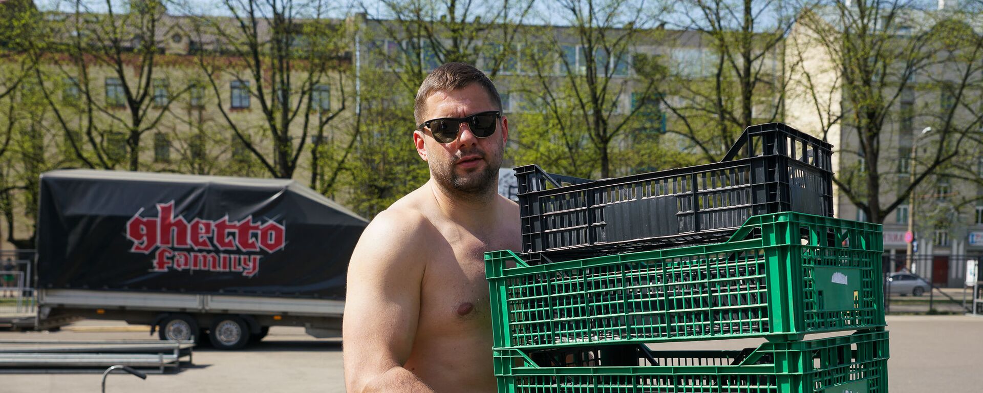 Раймонд Элбакян, руководитель движения уличного спорта Ghetto Games, участвует в субботнике по уборке территории парка - Sputnik Латвия, 1920, 03.08.2021