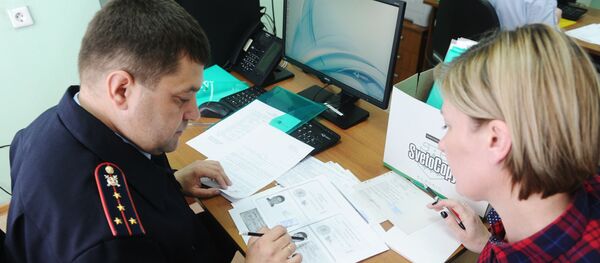 Пункт выдачи паспортов жителям ДНР и ЛНР Пункт выдачи паспортов жителям ДНР и ЛНР - Sputnik Latvija