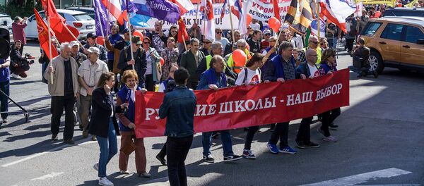 Акция Русского союза Латвии в защиту русских школ в Риге 1 мая 2019 года - Sputnik Латвия