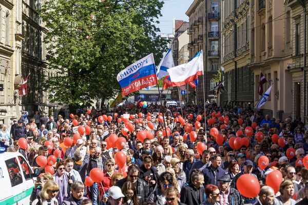 Не подпустим к памятникам: пламенные речи и неожиданное задержание на марше в Риге - Sputnik Латвия