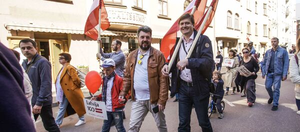 Константин Чекушин в Родительской шеренге на акции в защиту русских школ в риге 1 мая 2019 года Константин Чекушин в Родительской шеренге на акции в защиту русских школ в риге 1 мая 2019 года - Sputnik Latvija