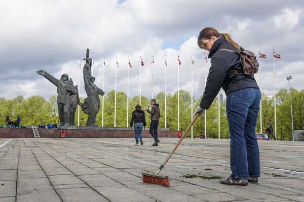 Страсти по памятнику Освободителям Риги: за монумент голосуют ногами - Sputnik Латвия