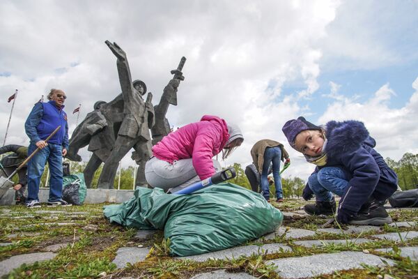 Страсти по памятнику Освободителям Риги: за монумент голосуют ногами - Sputnik Латвия