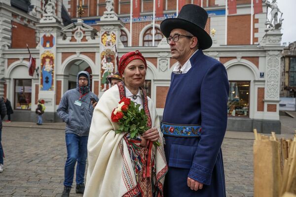 Участники шествия Надень народный костюм в честь Латвии - Sputnik Латвия