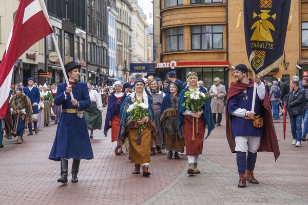 Надень народный костюм в честь Латвии, сфотографируйся, опубликуй в Facebook Надень народный костюм в честь Латвии, сфотографируйся, опубликуй в Facebook - Sputnik Латвия