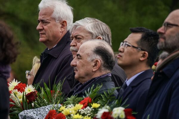  В церемонии возложения цветов у памятника Свободы принял участие посол России в Латвии Евгений Лукьянов - Sputnik Латвия