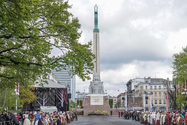 Весенние надежды и слезы дождя: Латвия отметила День восстановления независимости - Sputnik Латвия