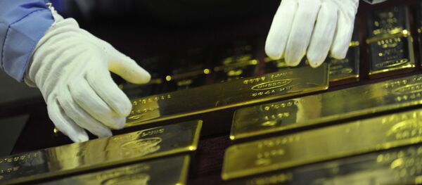 Золотые слитки, иллюстративное фото - Sputnik Латвия