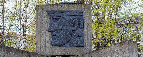 Человек в военной форме на памятнике павшим в Великую Отечественную войну в городе Силламяэ - Sputnik Латвия