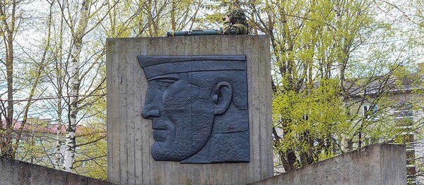 Человек в военной форме на памятнике павшим в Великую Отечественную войну в городе Силламяэ Человек в военной форме на памятнике павшим в Великую Отечественную войну в городе Силламяэ - Sputnik Latvija