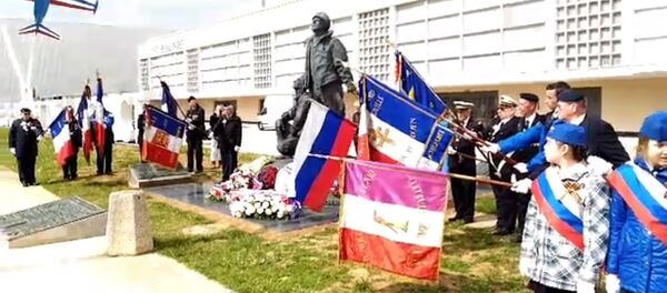 Церемония у памятника эскадрилье Нормандия-Неман - видео Церемония у памятника эскадрилье Нормандия-Неман - видео - Sputnik Latvija