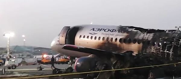 Следственные действия на месте аварийной посадки самолёта в аэропорту Шереметьево - Sputnik Латвия