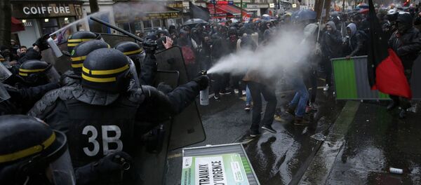 Demonstrācija pret grozījumiem darba likumdošanā Parīzē Demonstrācija pret grozījumiem darba likumdošanā Parīzē - Sputnik Latvija