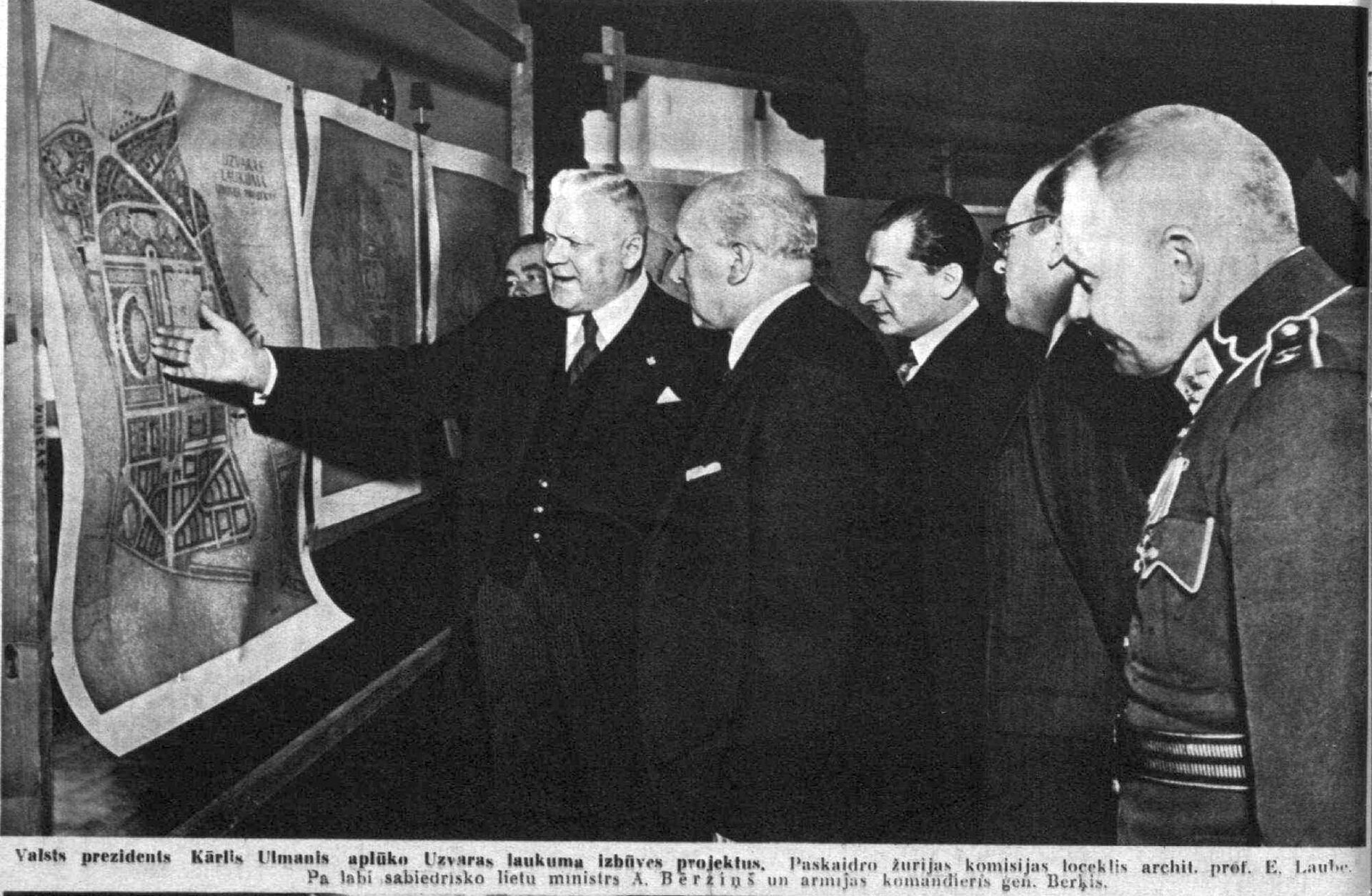 Карлис Улманис возле проекта парка Победы - Sputnik Латвия, 1920, 13.04.2026