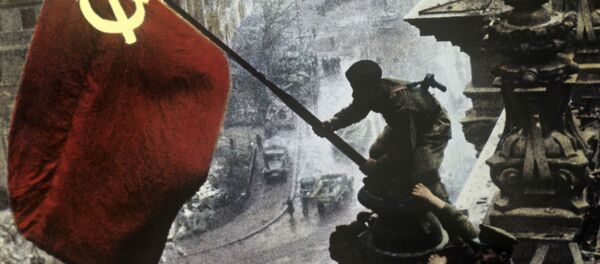 Знамя Победы на здании Рейхстага в Берлине - Sputnik Латвия