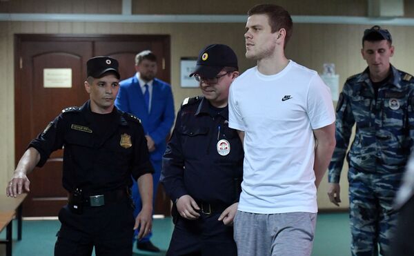 Под лай пса и слезы жен: суд отправил за решетку Кокорина и Мамаева - Sputnik Латвия