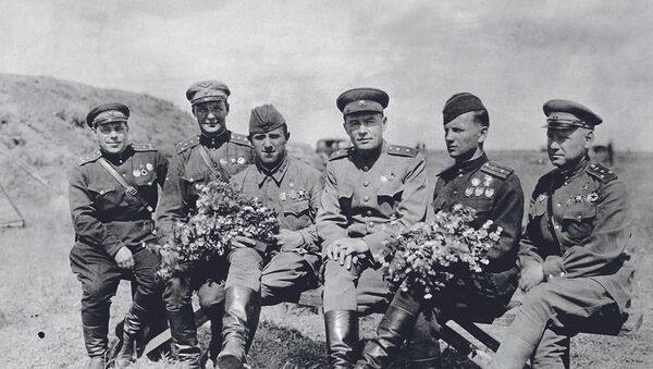  Генерал-лейтенант К.А. Вершинин с боевыми товарищами — воздушными асами Великой Отечественной войны - Sputnik Latvija