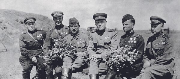 Генерал-лейтенант К.А. Вершинин с боевыми товарищами — воздушными асами Великой Отечественной войны Генерал-лейтенант К.А. Вершинин с боевыми товарищами — воздушными асами Великой Отечественной войны - Sputnik Latvija