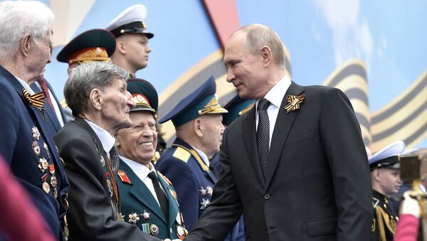 Президент РФ В. Путин и премьер-министр РФ Д. Медведев на военном параде в честь 74-й годовщины Победы в ВОВ - Sputnik Латвия