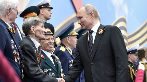 Президент России Владимир Путин здоровается с ветеранами Великой Отечественной войны - Sputnik Латвия