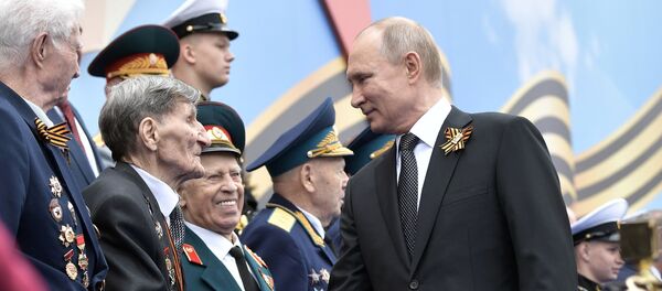 Президент РФ В. Путин и премьер-министр РФ Д. Медведев на военном параде в честь 74-й годовщины Победы в ВОВ Президент РФ В. Путин и премьер-министр РФ Д. Медведев на военном параде в честь 74-й годовщины Победы в ВОВ - Sputnik Latvija