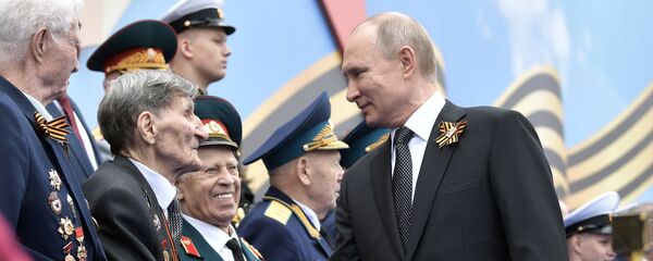Президент РФ В. Путин и премьер-министр РФ Д. Медведев на военном параде в честь 74-й годовщины Победы в ВОВ - Sputnik Латвия