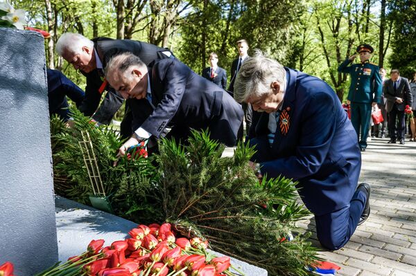 Общая победа, общая память: дипломаты возложили цветы на могилы советских воинов - Sputnik Латвия