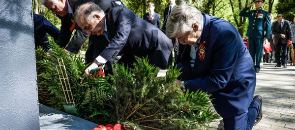Главы иностранных дипмиссий во время возложения в День Победы Главы иностранных дипмиссий во время возложения в День Победы - Sputnik Latvija